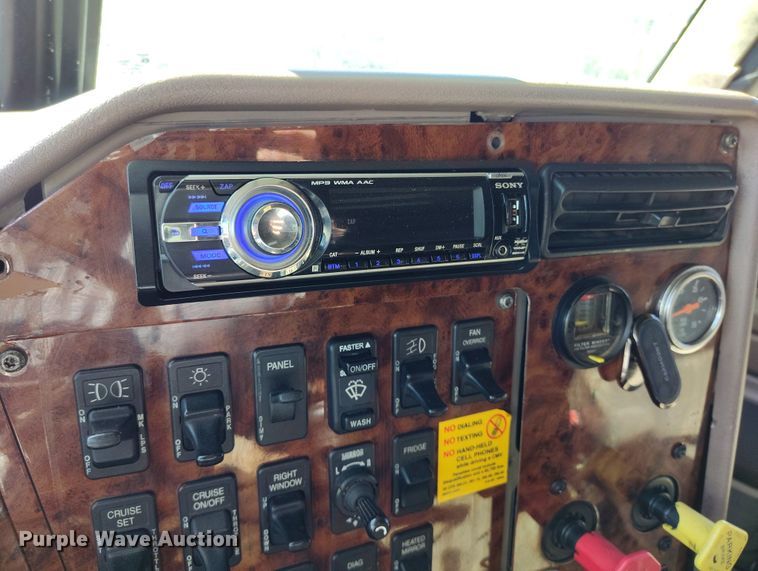 image for item BI9760 2005 International 9400i semi truck