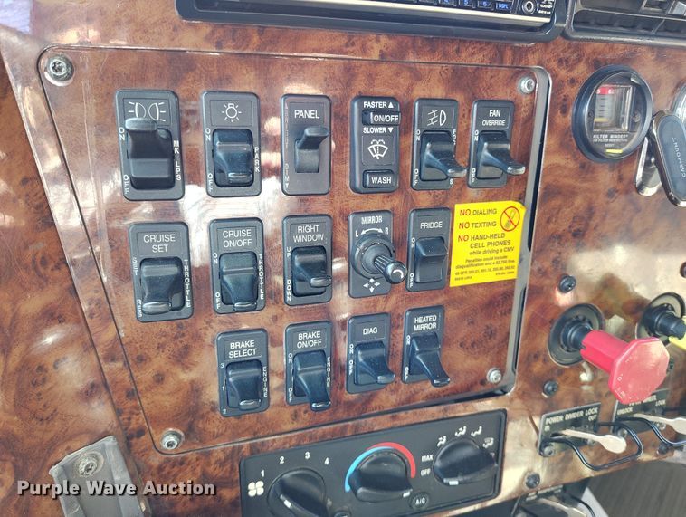 image for item BI9760 2005 International 9400i semi truck