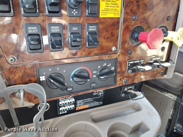 image for item BI9760 2005 International 9400i semi truck