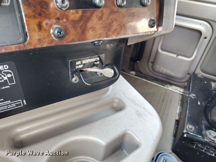 image for item BI9760 2005 International 9400i semi truck