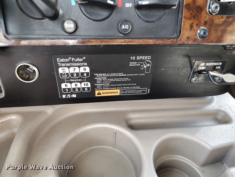 image for item BI9760 2005 International 9400i semi truck