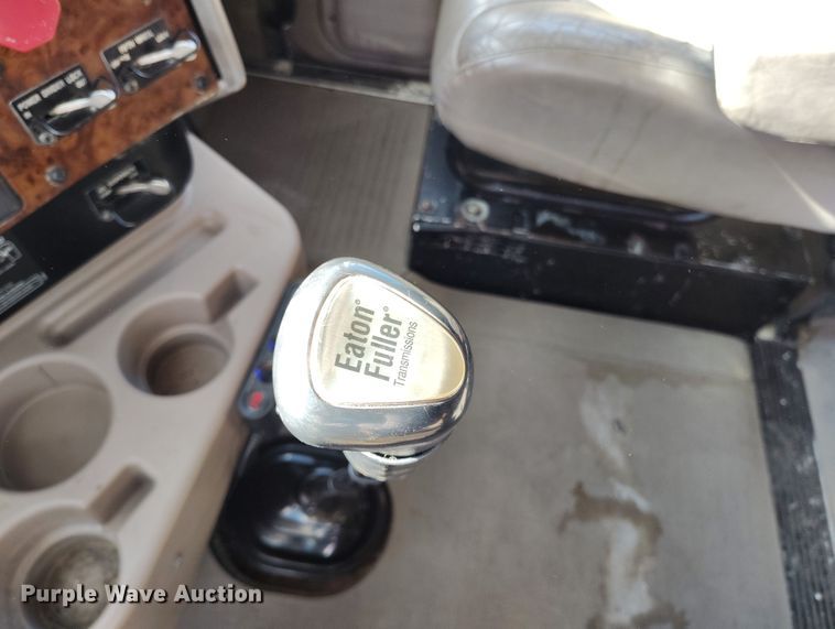 image for item BI9760 2005 International 9400i semi truck