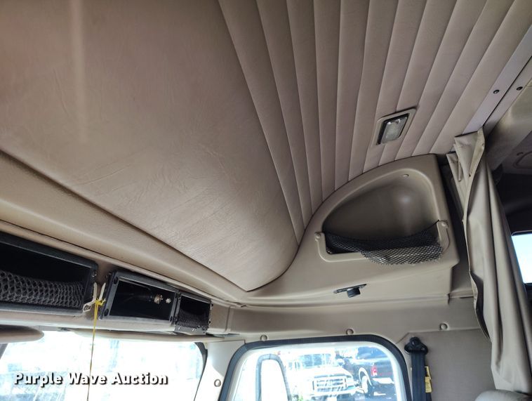 image for item BI9760 2005 International 9400i semi truck