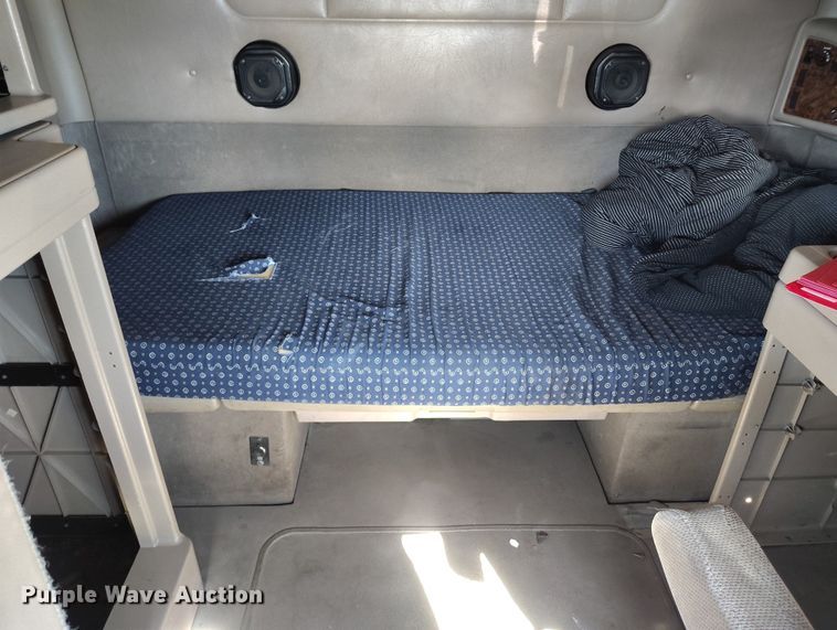 image for item BI9760 2005 International 9400i semi truck