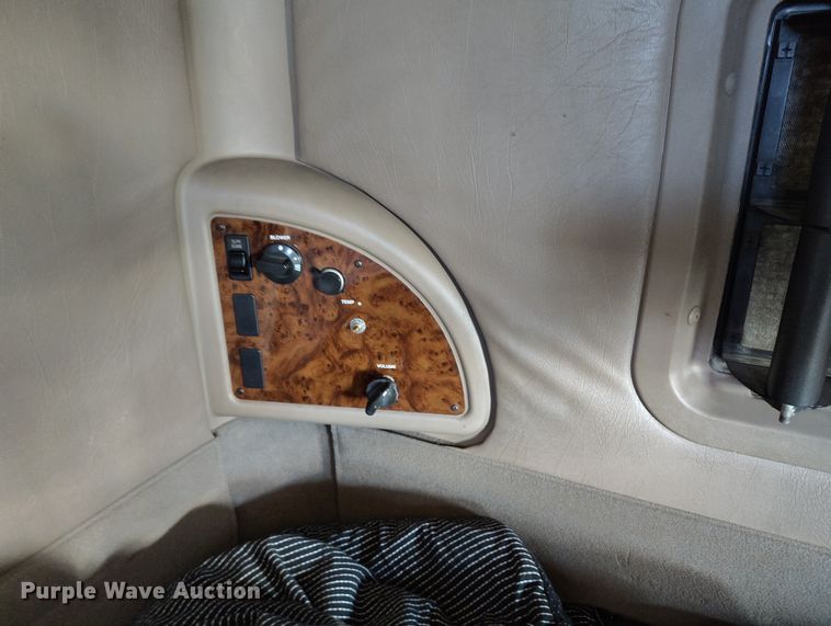 image for item BI9760 2005 International 9400i semi truck