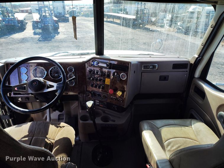 image for item BI9760 2005 International 9400i semi truck