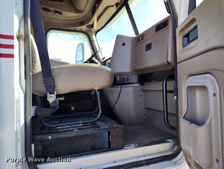 image for item BI9760 2005 International 9400i semi truck