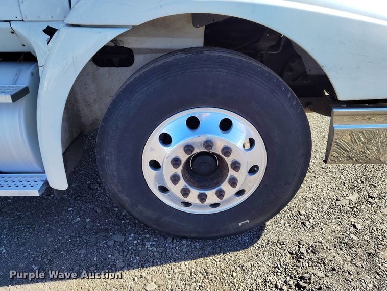 image for item BI9760 2005 International 9400i semi truck