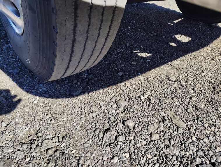 image for item BI9760 2005 International 9400i semi truck