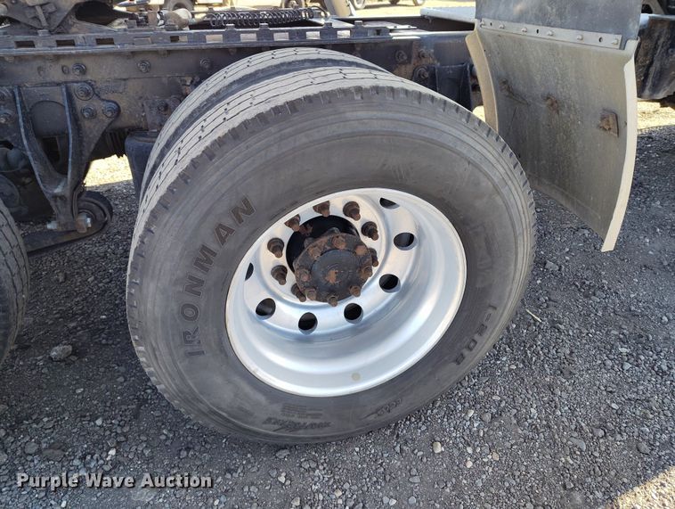 image for item BI9760 2005 International 9400i semi truck