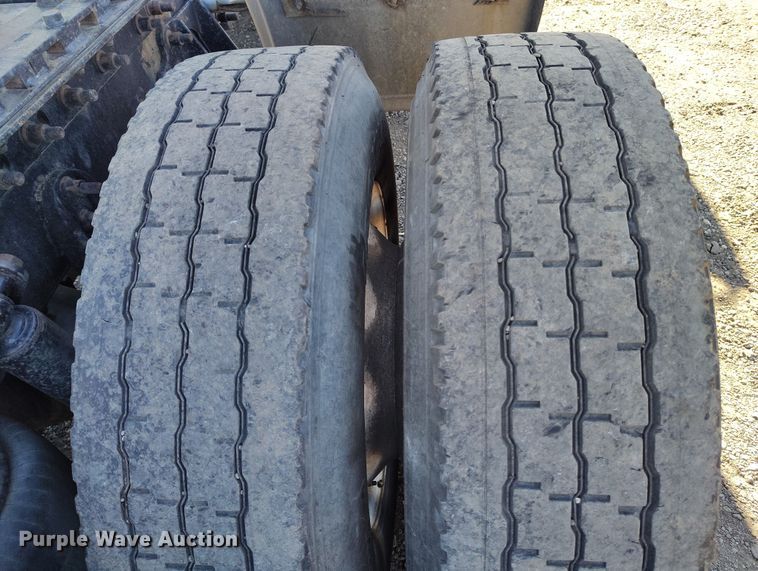 image for item BI9760 2005 International 9400i semi truck