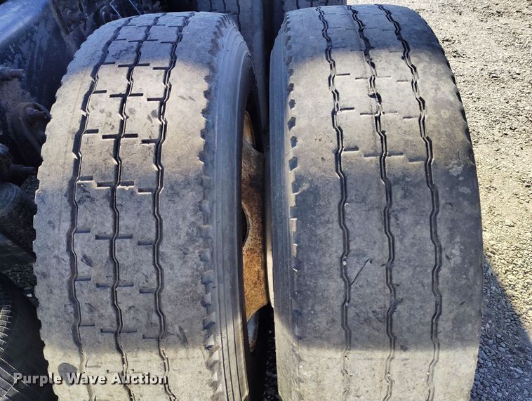 image for item BI9760 2005 International 9400i semi truck