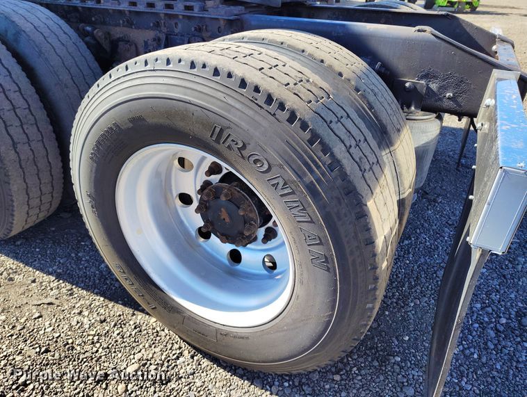 image for item BI9760 2005 International 9400i semi truck