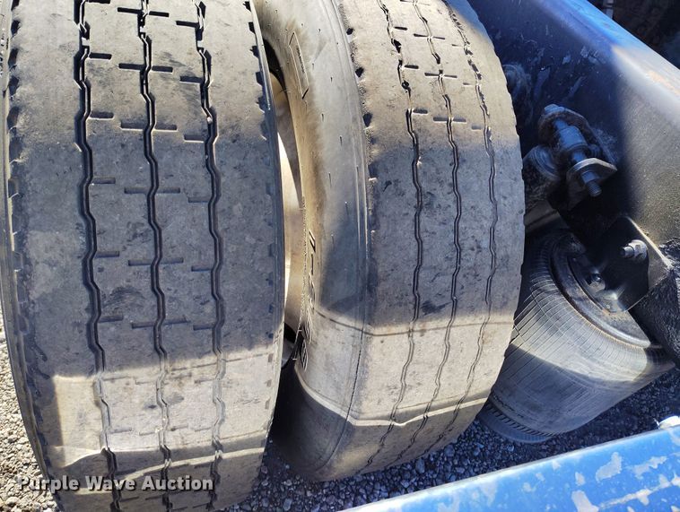 image for item BI9760 2005 International 9400i semi truck