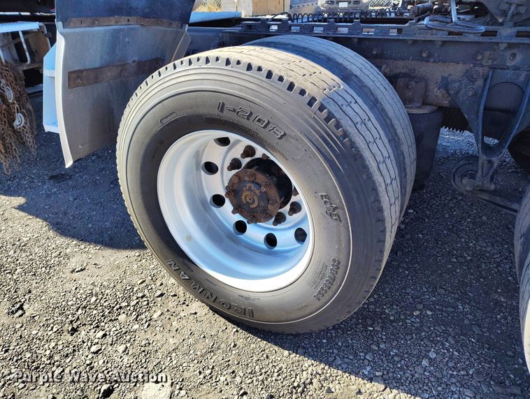 image for item BI9760 2005 International 9400i semi truck