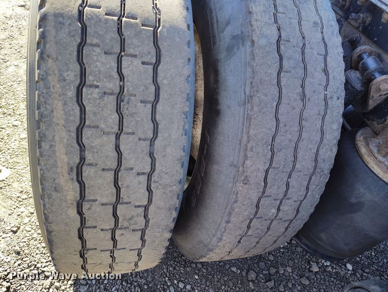 image for item BI9760 2005 International 9400i semi truck