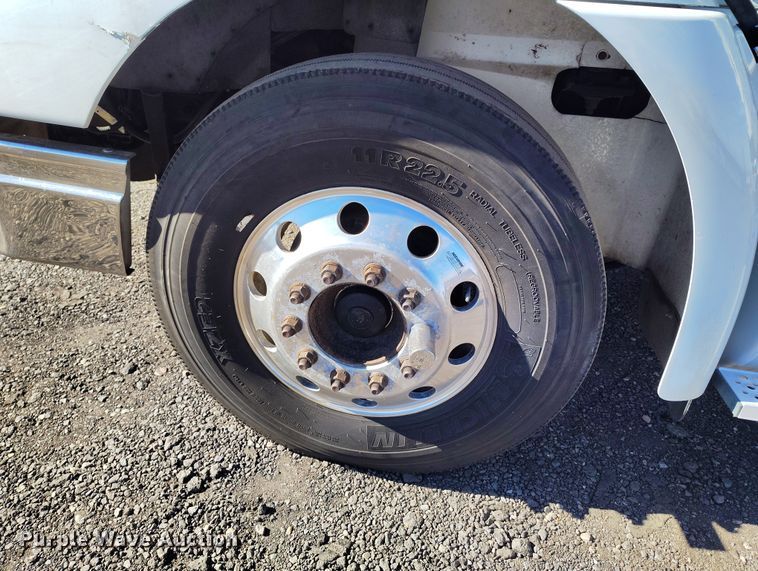 image for item BI9760 2005 International 9400i semi truck