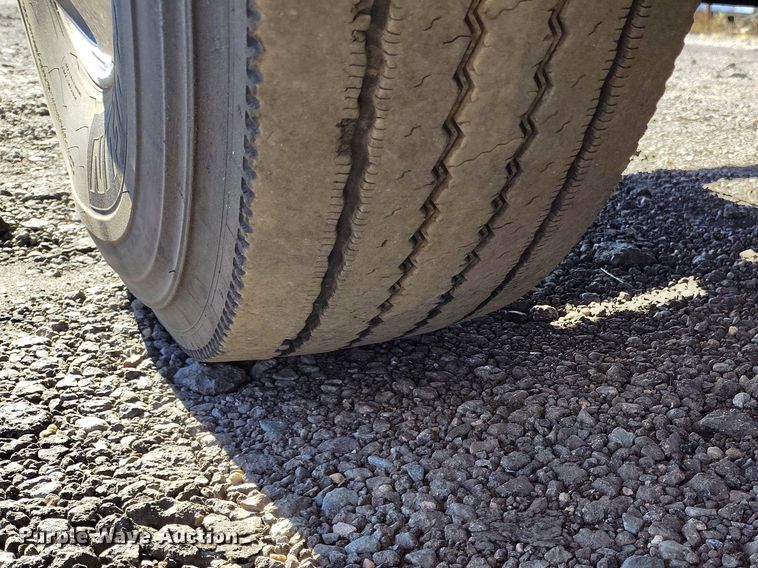 image for item BI9760 2005 International 9400i semi truck