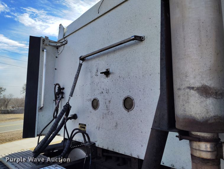 image for item BI9766 1996 International 9200 semi truck