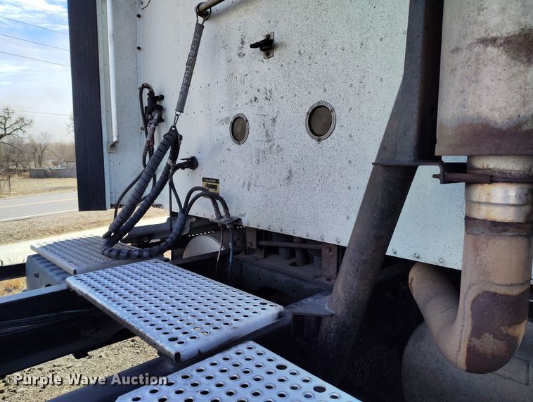 image for item BI9766 1996 International 9200 semi truck