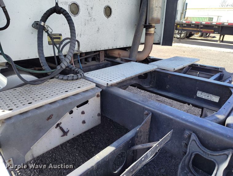 image for item BI9766 1996 International 9200 semi truck