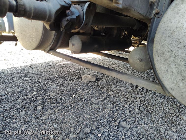 image for item BI9766 1996 International 9200 semi truck