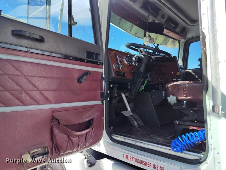 image for item BI9766 1996 International 9200 semi truck