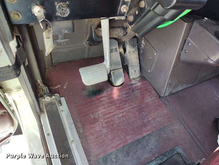 image for item BI9766 1996 International 9200 semi truck