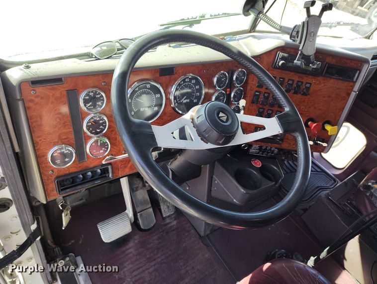 image for item BI9766 1996 International 9200 semi truck