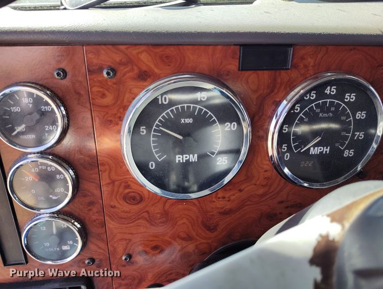 image for item BI9766 1996 International 9200 semi truck