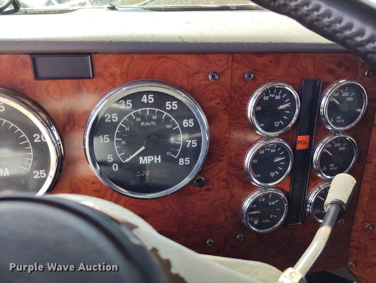 image for item BI9766 1996 International 9200 semi truck