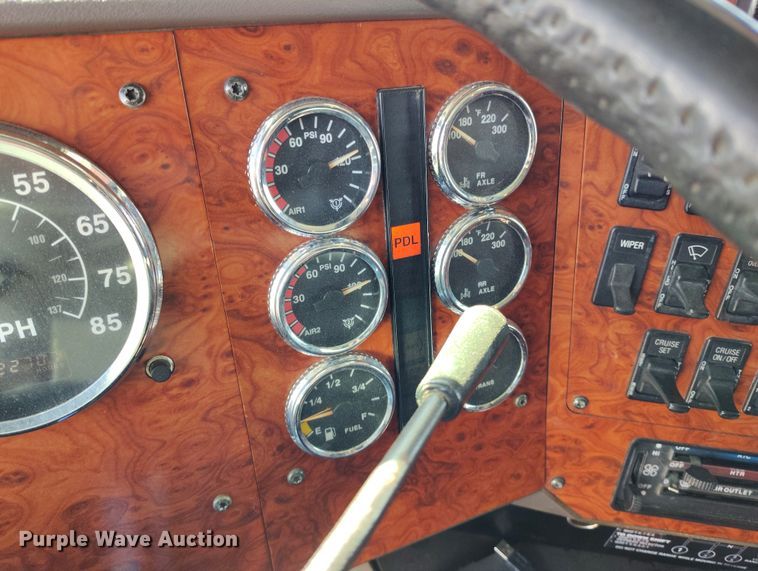 image for item BI9766 1996 International 9200 semi truck