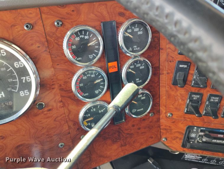 image for item BI9766 1996 International 9200 semi truck