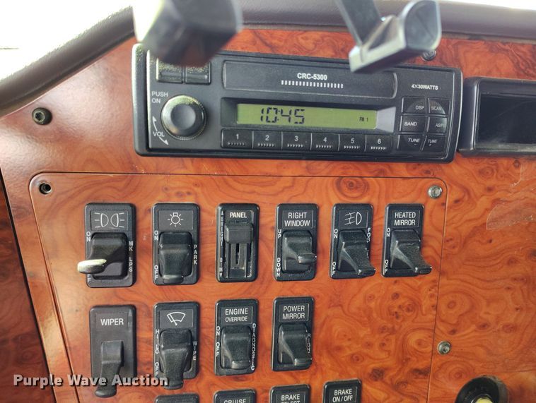 image for item BI9766 1996 International 9200 semi truck