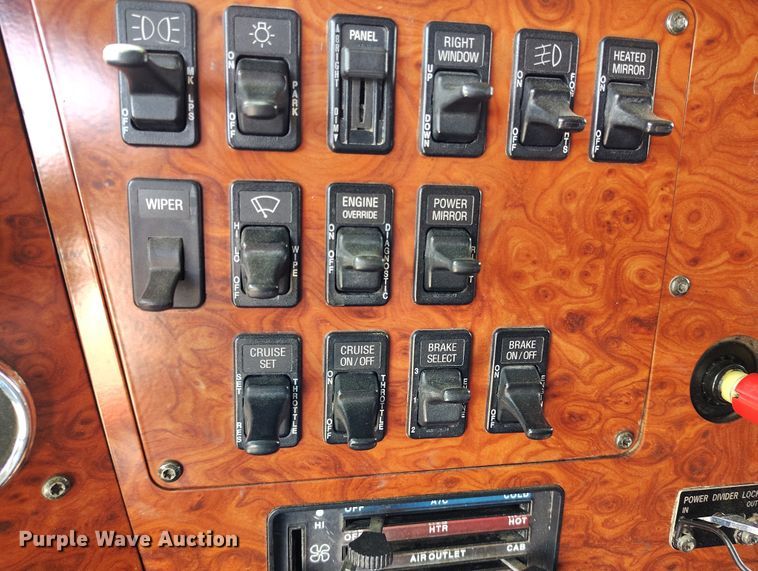 image for item BI9766 1996 International 9200 semi truck