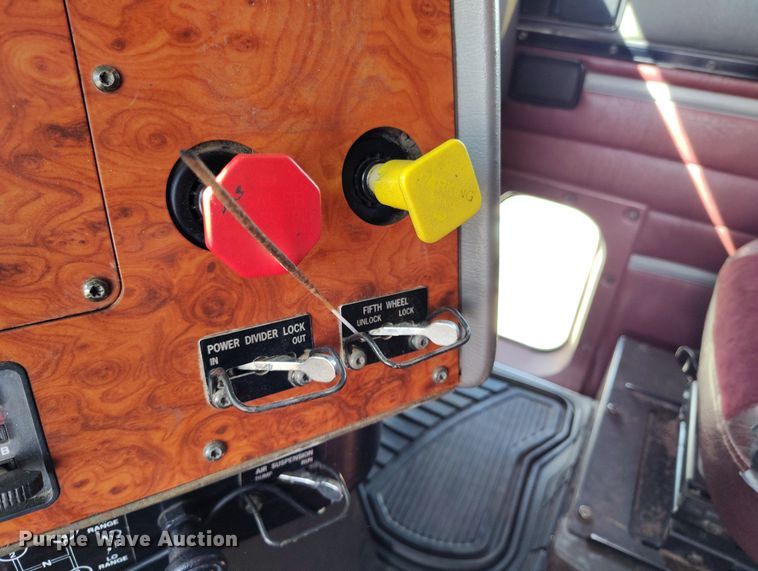 image for item BI9766 1996 International 9200 semi truck