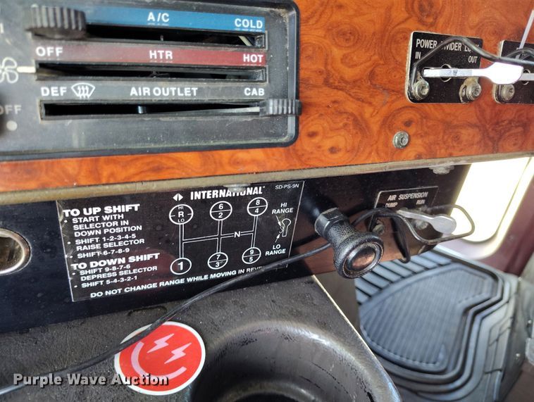 image for item BI9766 1996 International 9200 semi truck