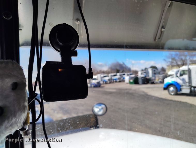 image for item BI9766 1996 International 9200 semi truck