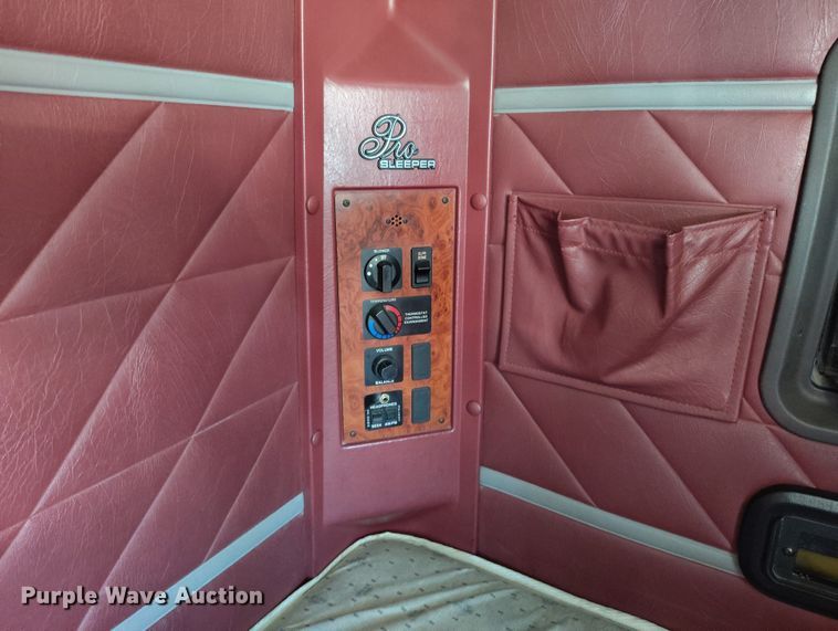 image for item BI9766 1996 International 9200 semi truck