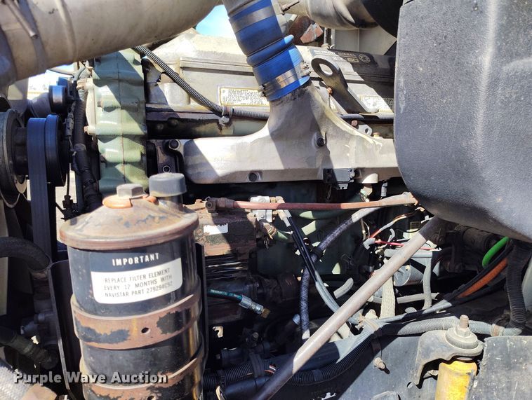 image for item BI9766 1996 International 9200 semi truck