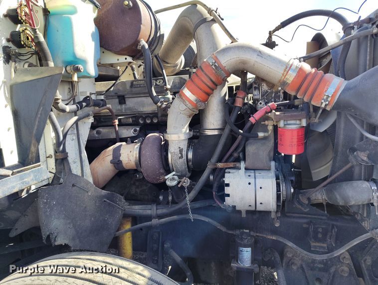 image for item BI9766 1996 International 9200 semi truck