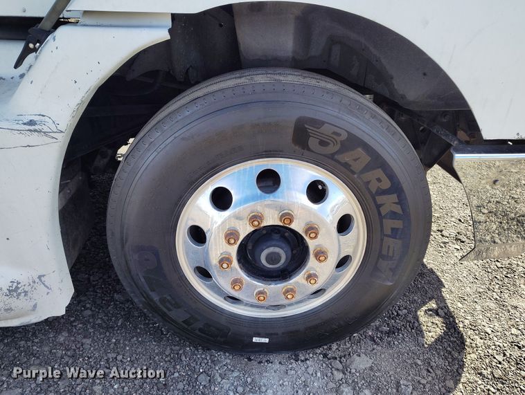 image for item BI9766 1996 International 9200 semi truck