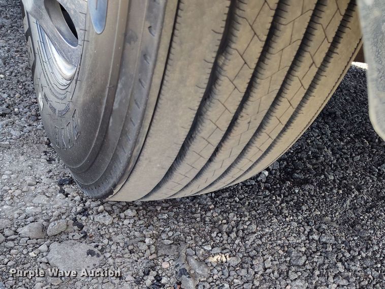 image for item BI9766 1996 International 9200 semi truck