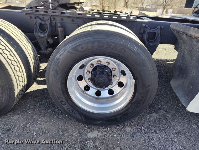 image for item BI9766 1996 International 9200 semi truck