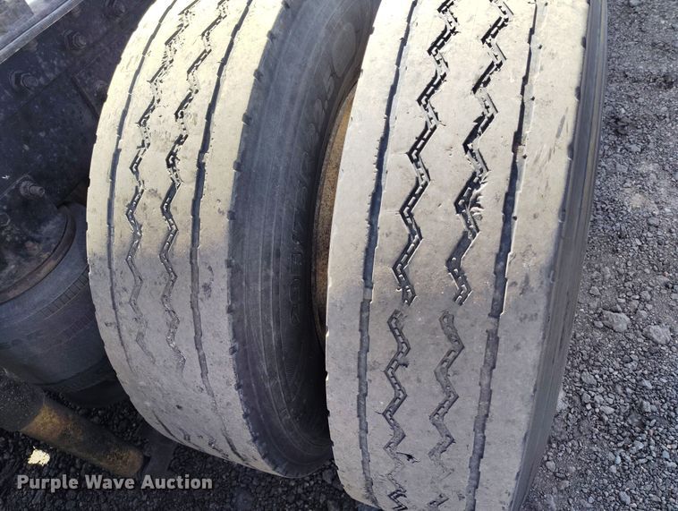 image for item BI9766 1996 International 9200 semi truck