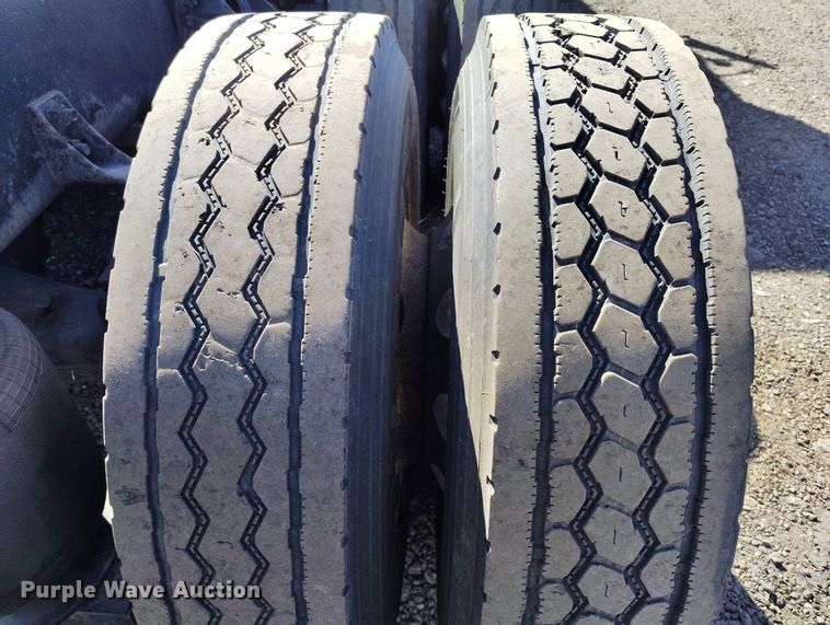 image for item BI9766 1996 International 9200 semi truck