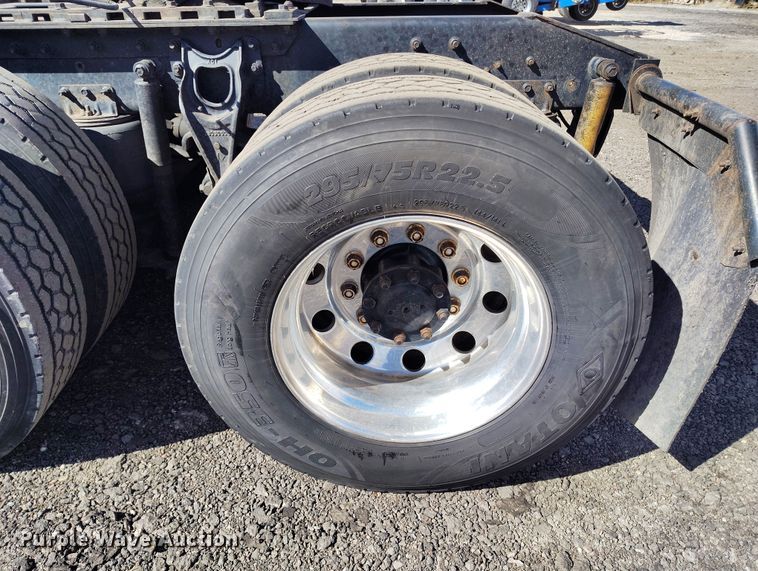 image for item BI9766 1996 International 9200 semi truck