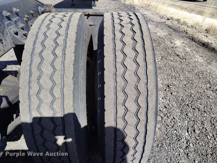 image for item BI9766 1996 International 9200 semi truck