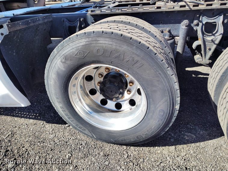 image for item BI9766 1996 International 9200 semi truck