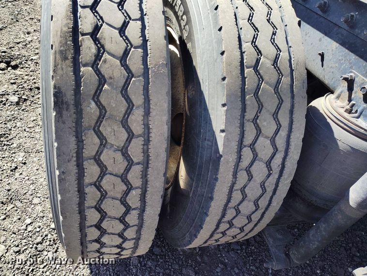 image for item BI9766 1996 International 9200 semi truck